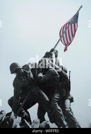 Die Iwo Jima Memorial ist während eines Schneesturms in Arlington, Virginia am 5. Februar 2010 gesehen. Über 20 Zoll Schnee wird voraussichtlich in der DC Gegend in den nächsten 24 Stunden zu fallen. UPI/Alexis C Glenn. Stockfoto