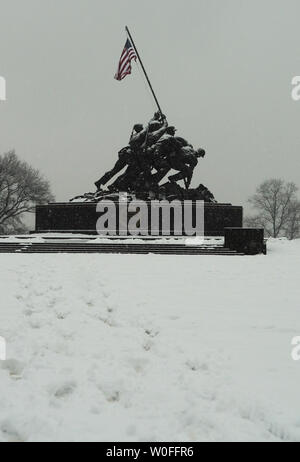 Die Iwo Jima Memorial ist während eines Schneesturms in Arlington, Virginia am 5. Februar 2010 gesehen. Über 20 Zoll Schnee wird voraussichtlich in der DC Gegend in den nächsten 24 Stunden zu fallen. UPI/Alexis C Glenn. Stockfoto