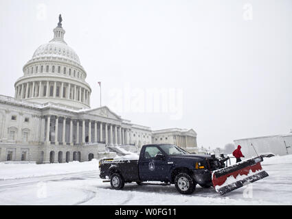 Ein Arbeiter entfernt Schnee von außerhalb des Capitol buildng in Washington am 6. Februar 2010 Nach schweren Schnee fallen. Der Schnee Sturm wird erwartet, der Größte zu sein, Hauptstadt der Nation gesehen hat. UPI/Madeline Marshall Stockfoto