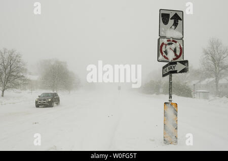 Blizzard Bedingungen sind in Arlington, Virginia, gesehen, wie ein Auto auf einer 6-spurigen snow-covered street am 10. Februar 2010. Der Nordosten der Vereinigten Staaten wird mit einem anderen Winter Sturm mit bis zu 16 Zentimeter Schnee in den letzten 24 Stunden schlagen, ein Rekord der meisten Schnee während eines Winters in der DC Gegend. UPI/Alexis C Glenn. Stockfoto