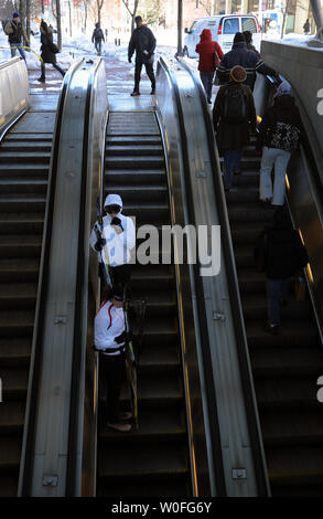 Langläufer (C) und andere Leute fahren mit der Rolltreppe am Dupont Circle U-Bahn-Station am 11. Februar 2010, nach 2 Schneestürme die Stadt im Schnee bedeckt - Einstellung von Summen. Washington erhielt 54,9 Zoll Schnee, den meisten Schnee die Stadt in einem Winter immer auf der Aufzeichnung gesehen hat. UPI/Alexis C Glenn. Stockfoto