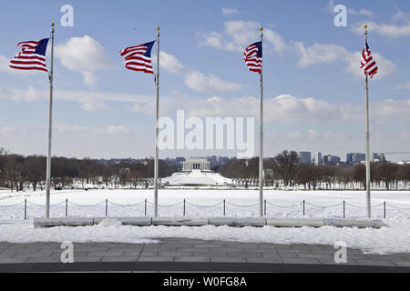 Das Lincoln Memorial ist durch Flaggen in der Umgebung des National Monument in Washington am 16. Februar gesehen, 2010 nach zwei schweren Schneestürmen bedeckt die Stadt. Nach Angaben der National Weather Service Washington, DC, hat jetzt eine neue Saison Schneefall Datensatz mit 54,9 Zoll eingestellt. Der bisherige Rekord wurde in 1898-1899 auf 54,4 Zoll eingestellt. UPI/Madeline Marshall Stockfoto