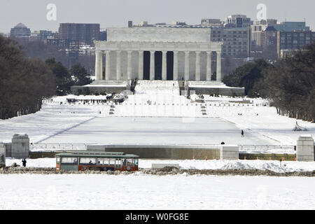 Die reflektierenden Pool gesehen vor dem Lincoln Memorial eingefroren nach zwei schweren Schneestürmen Washington am 16. Februar 2010 bedeckt. Nach Angaben der National Weather Service Washington, DC, hat jetzt eine neue Saison Schneefall Datensatz mit 54,9 Zoll eingestellt. Der bisherige Rekord wurde in 1898-1899 auf 54,4 Zoll eingestellt. UPI/Madeline Marshall Stockfoto