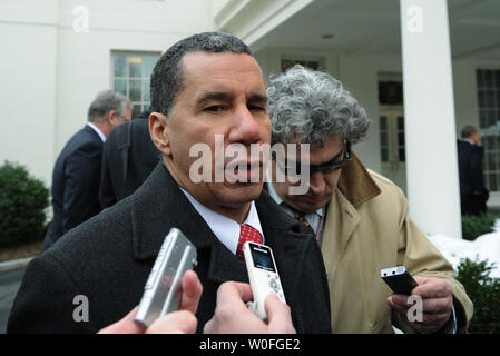 New York reg. David Paterson spricht die Presse draußen im Westflügel des Weißen Hauses, nachdem US-Präsident Barack Obama der National Governors Association am 22. Februar 2010 angesprochen. UPI/Alexis C Glenn. Stockfoto