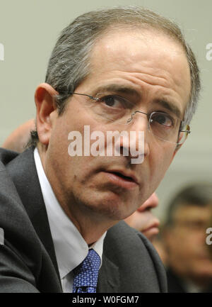 Brian L. Roberts, Chairman und CEO von Comcast Corporation hört auf das Zeugnis während des Repräsentantenhauses Anhörung auf dem Capitol Hill in Washington am 25. Februar 2010. Das Panel wurde auf die Fusion zwischen Comcast und NBC Universal konzentriert, und die Auswirkungen auf den Wettbewerb in den Medien und in der Unterhaltung. UPI/Mike Theiler Stockfoto