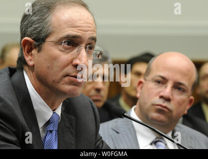 Brian L. Roberts, Chairman und CEO von Comcast Corporation (L) macht die Erläuterungen sind wie NBC Universal Präsident und CEO Jeff Zucker während des Repräsentantenhauses auf dem Capitol Hill in Washington am 25. Februar 2010 abhört. Das Panel wurde auf die Fusion zwischen Comcast und NBC Universal konzentriert, und die Auswirkungen auf den Wettbewerb in den Medien und in der Unterhaltung. UPI/Mike Theiler Stockfoto