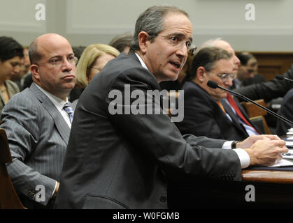 Brian L. Roberts, Chairman und CEO von Comcast Corporation stellt die Erläuterungen sind wie NBC Universal Präsident und CEO Jeff Zucker (L) während des Repräsentantenhauses Anhörung auf dem Capitol Hill in Washington am 25. Februar 2010 abhört. Das Panel wurde auf die Fusion zwischen Comcast und NBC Universal konzentriert, und die Auswirkungen auf den Wettbewerb in den Medien und in der Unterhaltung. UPI/Mike Theiler Stockfoto