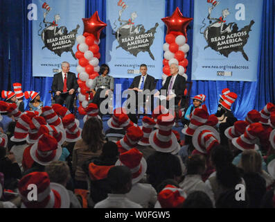 First Lady Michelle Obama (2.L) ist Schüler der Grundstufe von Arlington, Virginia und den Bezirk Columbia auf der 106. Geburtstag von Autor Dr. Suess an der Bibliothek des Kongresses in Washington am 2. März 2010 eingeführt. Die First Lady wurde von Bildungsminister Arne Duncan (2. R), der Bibliothekar des Kongresses James Billington (R), die National Education Association Präsident Dennis Van Roekel beigetreten sind, und Mitglieder des Kongresses (nicht abgebildet). UPI/Alexis C Glenn Stockfoto