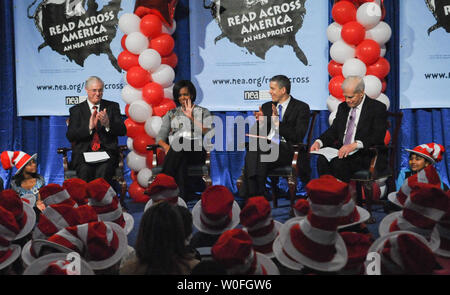 First Lady Michelle Obama (2.L) ist Schüler der Grundstufe von Arlington, Virginia und den Bezirk Columbia auf der 106. Geburtstag von Autor Dr. Suess an der Bibliothek des Kongresses in Washington am 2. März 2010 eingeführt. Die First Lady wurde von Bildungsminister Arne Duncan (2. R), der Bibliothekar des Kongresses James Billington (R), die National Education Association Präsident Dennis Van Roekel beigetreten sind, und Mitglieder des Kongresses (nicht abgebildet). UPI/Alexis C Glenn Stockfoto