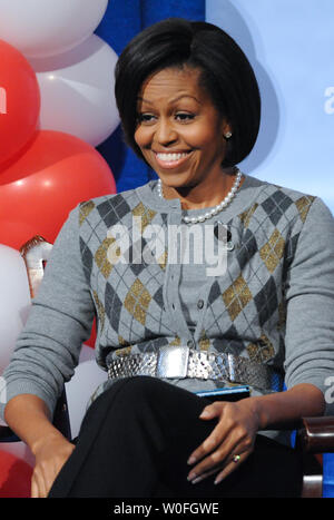 First Lady Michelle Obama ist für Grundschüler von Arlington, Virginia und den Bezirk Columbia auf der 106. Geburtstag von Autor Dr. Suess an der Bibliothek des Kongresses in Washington am 2. März 2010 eingeführt. Die First Lady wurde von Bildungsminister Arne Duncan, der Bibliothekar des Kongresses James Billington, National Education Association Präsident Dennis Van Roekel verbunden ist, und in der die Mitglieder des Kongresses. UPI/Alexis C Glenn Stockfoto