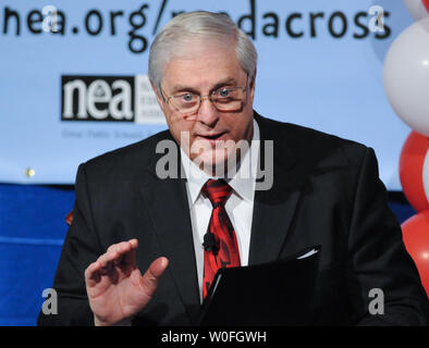National Education Association Präsident Dennis Van Roekel spricht mit Grundschüler von Arlington, Virginia und den Bezirk Columbia auf der 106. Geburtstag von Autor Dr. Suess an der Bibliothek des Kongresses in Washington am 2. März 2010. Van Roekel wurde von der First Lady Michelle Obama, Bildungsminister Arne Duncan, der Bibliothekar des Kongresses James Billington beigetreten sind, und Mitglieder des Kongresses (nicht abgebildet). UPI/Alexis C Glenn Stockfoto