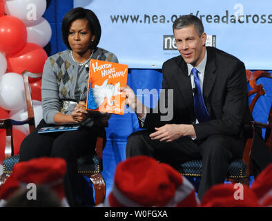 Bildungsminister Arne Duncan (R) bereitet zu lesen' Horton hört ein Hu!" Grundschüler aus Arlington, Virginia, und der Distrikt von Columbia, als First Lady Michelle Obama schaut, auf der 106. Geburtstag von Autor Dr. Suess an der Bibliothek des Kongresses in Washington am 2. März 2010. UPI/Alexis C Glenn Stockfoto