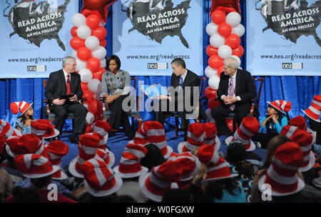 Bildungsminister Arne Duncan (2) liest' Horton hört ein Hu!" Schüler der Grundstufe von Arlington, Virginia und den Bezirk Columbia auf der 106. Geburtstag von Autor Dr. Suess an der Bibliothek des Kongresses in Washington am 2. März 2010. (L und R) National Education Association Präsident Dennis Van Roekel, First Lady Michelle Obama, und Bibliothekar des Kongresses James Billington hören. UPI/Alexis C Glenn Stockfoto