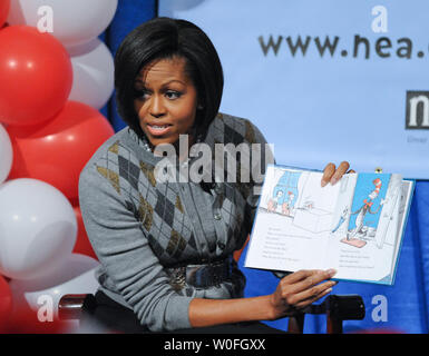 First Lady Michelle Obama liest "die Katze im Hut" Grundschüler aus Arlington, Virginia und den Bezirk Columbia auf der 106. Geburtstag von Autor Dr. Suess an der Bibliothek des Kongresses in Washington am 2. März 2010. Die First Lady wurde von Bildungsminister Arne Duncan, der Bibliothekar des Kongresses James Billington, National Education Association Präsident Dennis Van Roekel verbunden ist, und in der die Mitglieder des Kongresses. UPI/Alexis C Glenn Stockfoto
