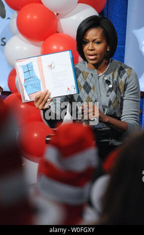 First Lady Michelle Obama liest "die Katze im Hut" Grundschüler aus Arlington, Virginia und den Bezirk Columbia auf der 106. Geburtstag von Autor Dr. Suess an der Bibliothek des Kongresses in Washington am 2. März 2010. Die First Lady wurde von Bildungsminister Arne Duncan, der Bibliothekar des Kongresses James Billington, National Education Association Präsident Dennis Van Roekel verbunden ist, und in der die Mitglieder des Kongresses. UPI/Alexis C Glenn Stockfoto