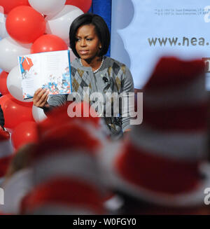 First Lady Michelle Obama liest "die Katze im Hut" Grundschüler aus Arlington, Virginia und den Bezirk Columbia auf der 106. Geburtstag von Autor Dr. Suess an der Bibliothek des Kongresses in Washington am 2. März 2010. Die First Lady wurde von Bildungsminister Arne Duncan, der Bibliothekar des Kongresses James Billington, National Education Association Präsident Dennis Van Roekel verbunden ist, und in der die Mitglieder des Kongresses. UPI/Alexis C Glenn Stockfoto
