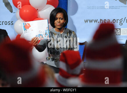 First Lady Michelle Obama liest "die Katze im Hut" Grundschüler aus Arlington, Virginia und den Bezirk Columbia auf der 106. Geburtstag von Autor Dr. Suess an der Bibliothek des Kongresses in Washington am 2. März 2010. Die First Lady wurde von Bildungsminister Arne Duncan, der Bibliothekar des Kongresses James Billington, National Education Association Präsident Dennis Van Roekel verbunden ist, und in der die Mitglieder des Kongresses. UPI/Alexis C Glenn Stockfoto