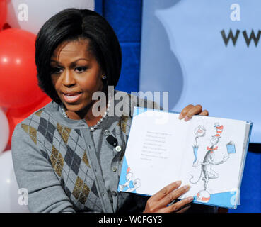 First Lady Michelle Obama liest "die Katze im Hut" Grundschüler aus Arlington, Virginia und den Bezirk Columbia auf der 106. Geburtstag von Autor Dr. Suess an der Bibliothek des Kongresses in Washington am 2. März 2010. Die First Lady wurde von Bildungsminister Arne Duncan, der Bibliothekar des Kongresses James Billington, National Education Association Präsident Dennis Van Roekel verbunden ist, und in der die Mitglieder des Kongresses. UPI/Alexis C Glenn Stockfoto