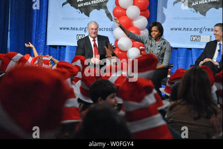 First Lady Michelle Obama Wellen nach der Lektüre "die Katze im Hut" Grundschüler aus Arlington, Virginia und den Bezirk Columbia auf der 106. Geburtstag von Autor Dr. Suess an der Bibliothek des Kongresses in Washington am 2. März 2010. Die First Lady wurde von Bildungsminister Arne Duncan (R) und National Education Association Präsident Dennis Van Roekel (L). UPI/Alexis C Glenn Stockfoto