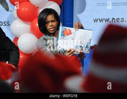 First Lady Michelle Obama liest "die Katze im Hut" Grundschüler aus Arlington, Virginia und den Bezirk Columbia auf der 106. Geburtstag von Autor Dr. Suess an der Bibliothek des Kongresses in Washington am 2. März 2010. Die First Lady wurde von Bildungsminister Arne Duncan, der Bibliothekar des Kongresses James Billington, National Education Association Präsident Dennis Van Roekel verbunden ist, und in der die Mitglieder des Kongresses. UPI/Alexis C Glenn Stockfoto