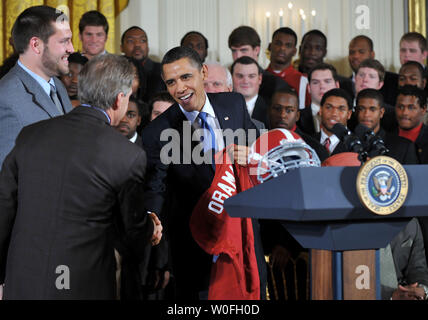 Präsident Barack Obama grüßt Nick Saban, heah Trainer von der Universität von Alabama Football Team, als Obama begrüßt die NCAA BCS National Champion Alabama Crimson Tide zum Weißen Haus in Washington am 8. März 2010. UPI/Kevin Dietsch Stockfoto