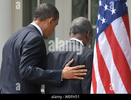 Us-Präsident Barack Obama (L) legt er den Arm um die haitianische Präsident Rene Garcia Preval, wie Sie den Rosengarten lassen folgende Erläuterungen, im Weißen Haus in Washington am 10. März 2010. UPI/Kevin Dietsch Stockfoto