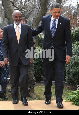 Us-Präsident Barack Obama (L) legt er den Arm um die haitianische Präsident Rene Garcia Preval, wie Sie den Rosengarten lassen folgende Erläuterungen, im Weißen Haus in Washington am 10. März 2010. UPI/Kevin Dietsch Stockfoto