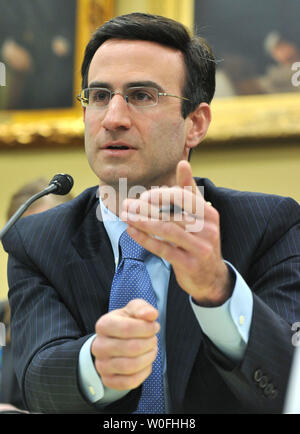 Peter Orszag, Direktor des Amtes für Verwaltung und Haushalt, bezeugt auf der im Haushaltsjahr 2011 und die wirtschaftlichen Aussichten vor dem House Appropriations Committee in Washington am 16. März 2010. UPI/Kevin Dietsch Stockfoto