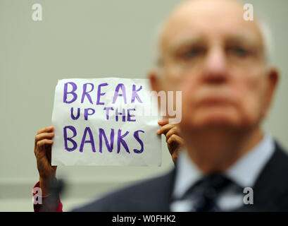 Code Pink Demonstrant Medea Benjamin hält ein Schild mit der Aufschrift 'Break up der Banken als Vorsitzender des Präsidenten Wirtschaft Recovery Advisory Board und ehemaligen Paul Volcker vor dem House Financial Services Committee zur Bankenregulierung in Washington am 17. März 2010 zeugt. UPI/Roger L. Wollenberg Stockfoto