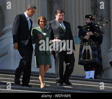 Us-Präsident Barack Obama (L), der irische Premierminister Brian Cowen (R) und Sprecher des Repräsentantenhauses Nancy Pelosi (D-CA) verlassen Sie die U.S. Capitol Gebäude nach dem St. Patrick's Day Mittagessen, in Washington am 17. März 2010. UPI/Kevin Dietsch Stockfoto