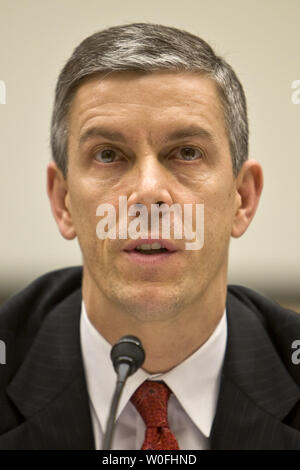 Bildungsminister Arne Duncan bezeugt vor dem Haus Bildungs- und Arbeitsmarktpolitik Ausschuss über US-Präsident Barack Obamas Regierung Grundschulen und weiterführenden Ausbildung Tat Reauthorization Blueprint auf dem Capitol Hill in Washington, 17. März 2010. UPI/Madeline Marshall Stockfoto