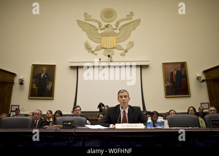 Bildungsminister Arne Duncan bezeugt vor dem Haus Bildungs- und Arbeitsmarktpolitik Ausschuss über US-Präsident Barack Obamas Regierung Grundschulen und weiterführenden Ausbildung Tat Reauthorization Blueprint auf dem Capitol Hill in Washington, 17. März 2010. UPI/Madeline Marshall Stockfoto