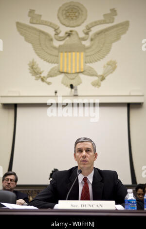 Bildungsminister Arne Duncan bezeugt vor dem Haus Bildungs- und Arbeitsmarktpolitik Ausschuss über US-Präsident Barack Obamas Regierung Grundschulen und weiterführenden Ausbildung Tat Reauthorization Blueprint auf dem Capitol Hill in Washington, 17. März 2010. UPI/Madeline Marshall Stockfoto