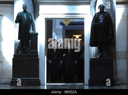Haus-minorität-Führer John Boehner (R-OH) (L) und Haus Minderheit Peitsche Rep. Eric Cantor (R-VA) zu Fuß zum Haus Kammern Debatte über die Heath Care Reform Bill in Washington am 21. März 2010 beginnen. UPI/Kevin Dietsch Stockfoto