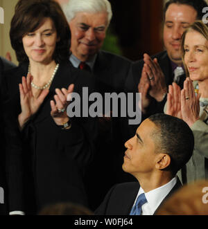 Us-Präsident Barack Obama sieht bei Vicki Kennedy, die Witwe des ehemaligen Senator Ted Kennedy, nachdem er die Gesundheitsreform Rechnung im East Room des Weißen Hauses in Washington, DC am 23. März 2010 unterzeichnet. Senator Kennedy arbeitete unermüdlich für die Gesundheitsreform. Am Recht ist Sprecherin des Repräsentantenhauses Nancy Pelosi. Die historische 938 $ Mio. health care Bill wird für 32 Millionen unversicherten Amerikanern garantiert und berühren wird fast jeder amerikanischen Lebens. UPI/Pat Benic Stockfoto