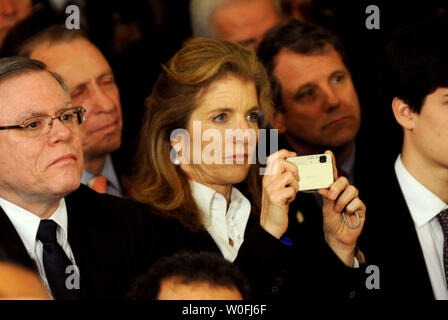 Caroline Kennedy, Tochter des ehemaligen Präsidenten John F. Kennedy, nimmt ein Bild von US-Präsident Barack Obama, als er die eingeladenen Gast für die Unterzeichnung des Health Insurance Reform Bill im East Room des Weißen Hauses in Washington, DC am 23. März 2010 Adressen. Die historische 938 $ Mio. health care Bill wird für 32 Millionen unversicherten Amerikanern garantiert und berühren wird fast jeder amerikanischen Lebens. UPI/Pat Benic Stockfoto