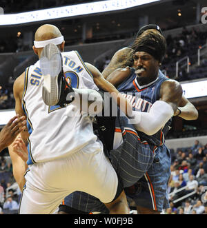 Charlotte Bobcats Gerald Wallace (R) ist verschmutzt, wie er versucht, gegen die Washington Wizards James Singleton im vierten Quartal im Verizon Center in Washington am 23. März 2010 zu erholen. Die Bobcats schlagen die Wizards 95-86, liefern die Zauberer 12 Verlust in Folge. UPI/Alexis C Glenn Stockfoto