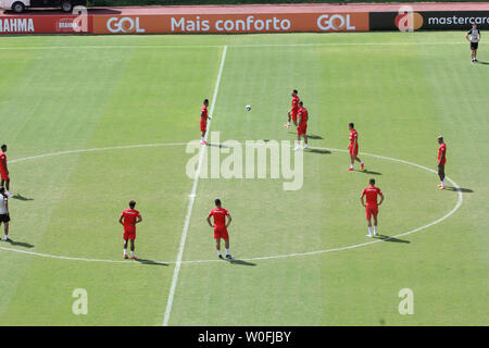 Brasilien. 26 Juni, 2019. Die Ausbildung der Peruanische Fußball-Team bei Pitiuaçu Stadion in Salvador Bahia am Mittwoch (26.). Peru gegen Uruguay für das Viertelfinale der Copa America 2019 Spiele am Samstag (29.) In der Arena Fonte Nova Stadium spielen. Credit: niyi Fote/Thenews 2 / Pacific Press/Alamy leben Nachrichten Stockfoto