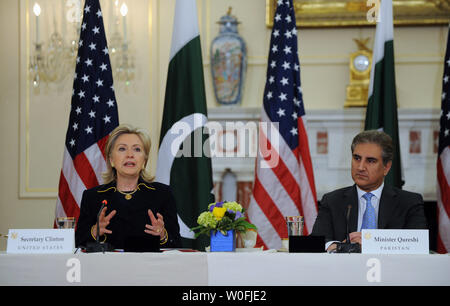 Außenministerin Hillary Rodham Clinton und pakistanische Außenminister Shah Mehmood Qureshi liefern Eröffnungsrede vor einem US-Pakistan strategischen Dialog auf das State Department in Washington am 24. März 2010. UPI/Roger L. Wollenberg Stockfoto