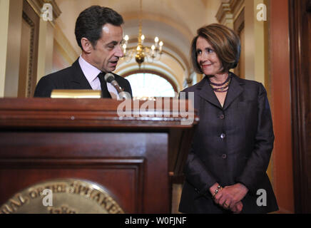 Der französische Präsident Nicolas Sarkozy spricht Sprecher des Repräsentantenhauses Nancy Pelosi (D-CA) vor der Sitzung auf dem Capitol Hill in Washington am 30. März 2010. UPI/Kevin Dietsch Stockfoto