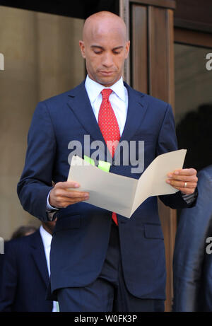 Washington, D.C. Bürgermeister Adrian Fenty Spaziergänge auf dem Podium Holding eine Kopie der DC im Haushaltsjahr 2011 auf einer Pressekonferenz, in der er auf das Budget sprach, in Washington am 1. April 2010. UPI/Kevin Dietsch Stockfoto