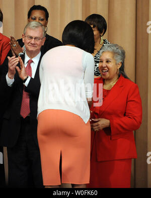 First Lady Michelle Obama trifft sich mit Mitarbeitern im Büro des United States Trade Representative in Washington am 2. April 2010. UPI/Roger L. Wollenberg Stockfoto