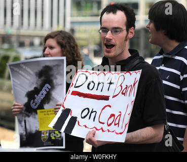 Demonstranten nehmen in einer Rallye durch Afrika Action und Freunde der Erde gegen das Darlehen der Weltbank $ 3,75 Mrd. Der südafrikanische Energieversorger Eskom statt für den Bau der weltweit größten Kohlekraftwerk, in Washington am 7. April 2010. UPI/Kevin Dietsch Stockfoto