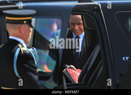 Der italienische Ministerpräsident Silvio Berlusconi kommt für die nukleare Sicherheit der Gipfel, an Andrews Air Force Base, Maryland, 12. April 2010. UPI/Kevin Dietsch Stockfoto