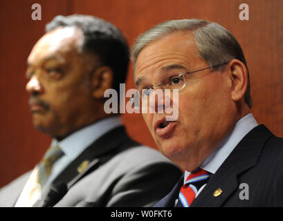 Senator Robert Menendez (D-NJ) (R) spricht neben Reverend Jesse Jackson während einer Pressekonferenz der Schutz unserer Mitarbeiter Einführung von Ausbeutung und Vergeltung (POWER) in Washington am 14. April 2010. UPI/Kevin Dietsch Stockfoto