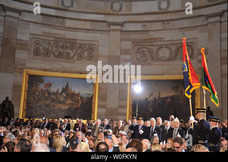 Einheit Fahnen der Holocaust Befreier geben Sie den Capitol Rotunde während des Holocaust Gedenktag Zeremonie, die in den USA Capitol in Washington am 15. April 2010. Die Zeremonie, die zum Teil durch das United States Holocaust Memorial Museum stattfand, gedachte der 65. Jahrestag der Befreiung der nationalsozialistischen Konzentrationslager. UPI/Kevin Dietsch Stockfoto