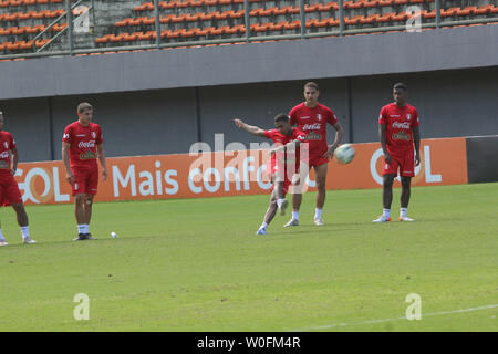 Brasilien. 26 Juni, 2019. Die Ausbildung der Peruanische Fußball-Team bei Pitiuaçu Stadion in Salvador Bahia am Mittwoch (26.). Peru gegen Uruguay für das Viertelfinale der Copa America 2019 Spiele am Samstag (29.) In der Arena Fonte Nova Stadium spielen. Credit: niyi Fote/Thenews 2 / Pacific Press/Alamy leben Nachrichten Stockfoto