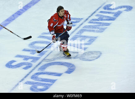 Washington Capitals Alex Ovechkin skates über einen Stanley Cup Playoffs Logo während des Warm ups vor Spiel 1 der NHL Eastern Conference Viertelfinale gegen die Montreal Canadiens im Verizon Center in Washington am 15. April 2010. UPI/Alexis C Glenn Stockfoto