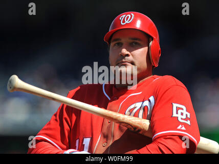 Washington Nationals" dritter Basisspieler Ryan Zimmerman erwärmt sich vor schlagen gegen die Milwaukee Brewers an den Angehörigen Park in Washington am 18. April 2010. UPI/Kevin Dietsch Stockfoto