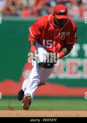 Shortstop Cristian Guzman Felder Washington Nationals" eine Kugel während der fünften Inning gegen die Milwaukee Brewers an den Angehörigen Park in Washington am 18. April 2010. Die Brauer besiegten die Staatsangehörigen 11-7. UPI/Kevin Dietsch Stockfoto